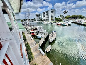 2415 NW 16th St Rd in Miami, FL - Foto de edificio - Building Photo