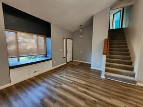 1127 SE Rollins Ave in McMinnville, OR - Foto de edificio - Building Photo