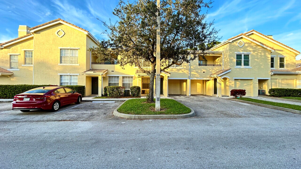104 SW Peacock Blvd in Port St. Lucie, FL - Building Photo