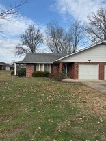 821 N 8th St in Breese, IL - Building Photo