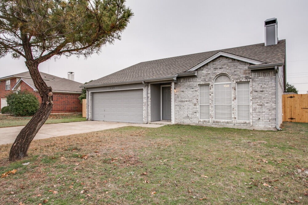 1009 Neptune Ct in Cedar Hill, TX - Foto de edificio