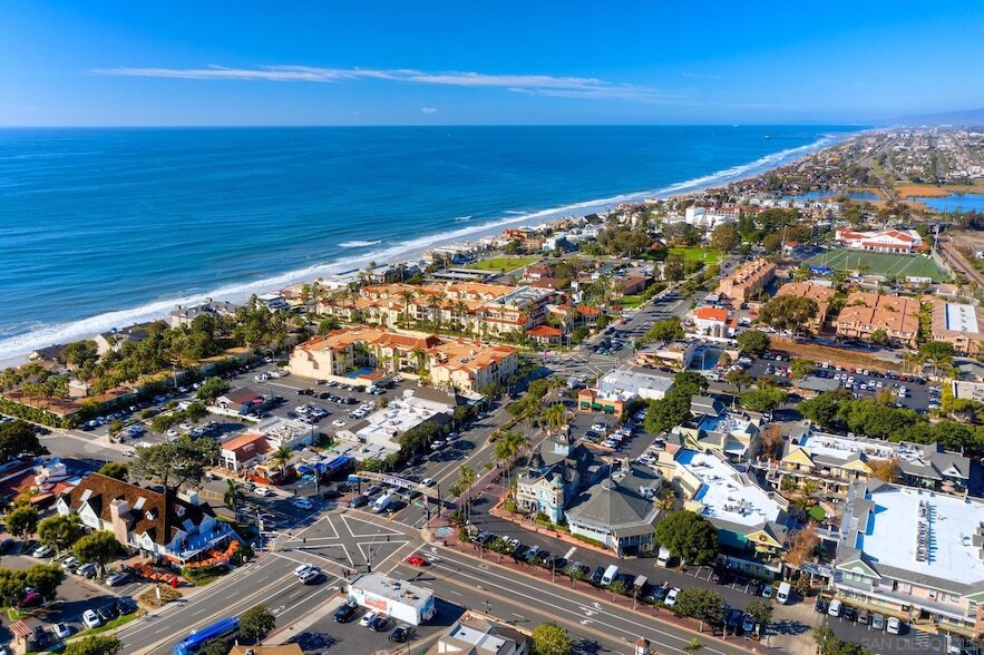 347 Oak Ave in Carlsbad, CA - Building Photo