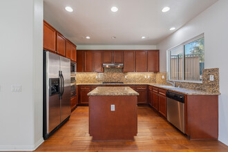 2895 Hathaway Ct in Signal Hill, CA - Building Photo - Building Photo