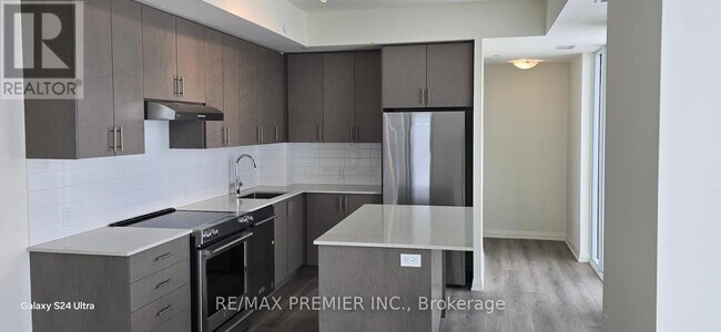 8960-8960 Jane St in Vaughan, ON - Building Photo - Building Photo
