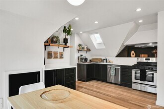 1930 5th Ave W, Unit Upper in Seattle, WA - Building Photo - Building Photo