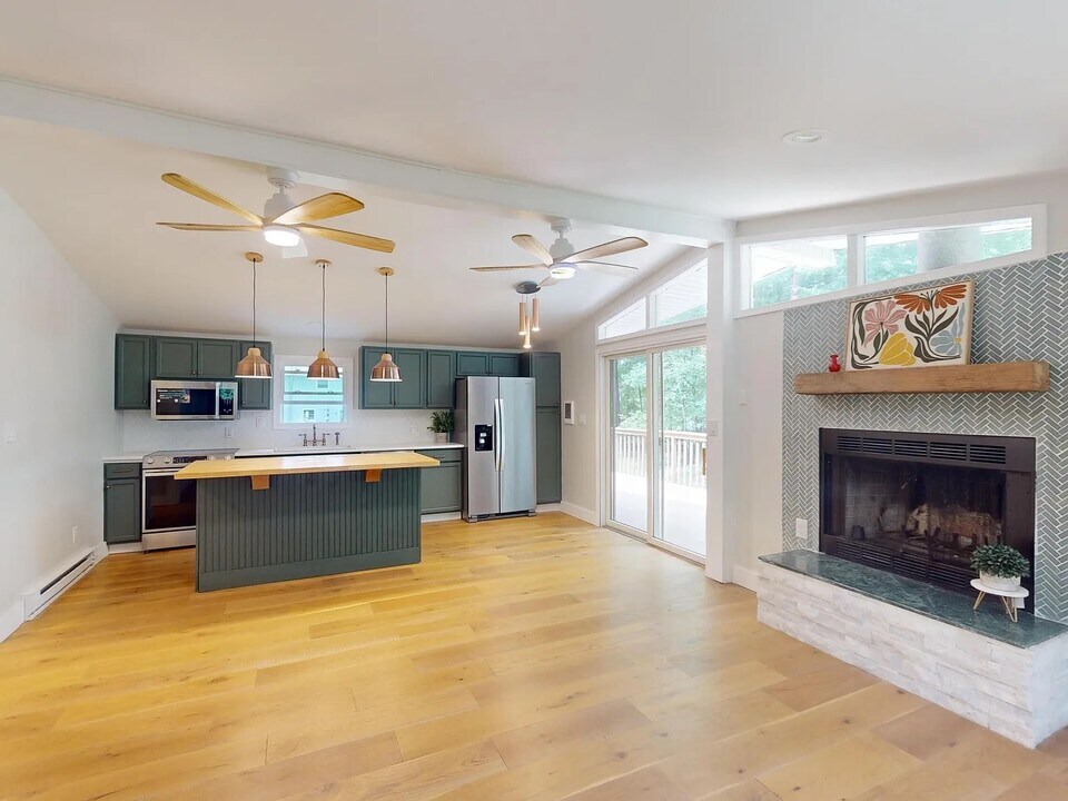 107 Hickory Rd in Milford, PA - Building Photo