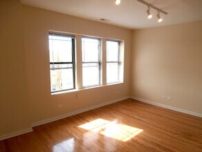 4747 N Troy St, Unit 3W in Chicago, IL - Building Photo - Building Photo