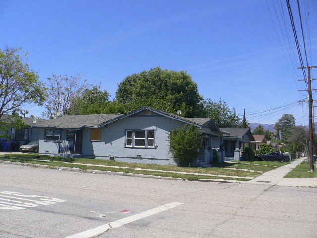 706 N Mountain View Av in San Bernardino, CA - Foto de edificio