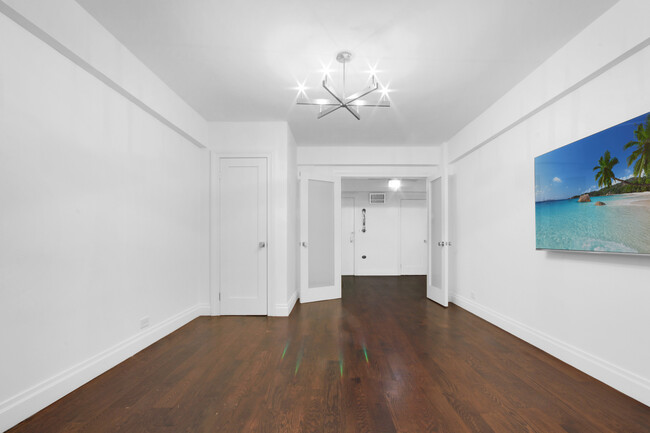 210 E 47th St in New York, NY - Building Photo - Building Photo