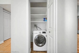 35300 Woodward Ave in Birmingham, MI - Foto de edificio - Building Photo