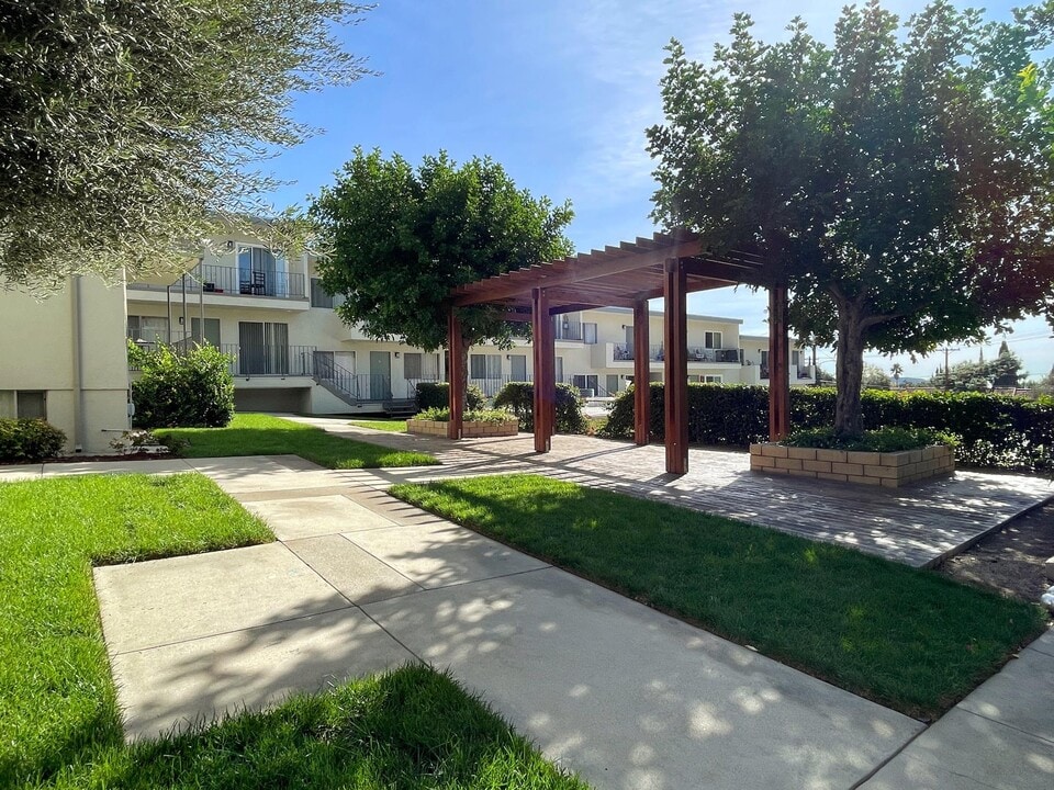 2841 Montrose Ave in Glendale, CA - Foto de edificio