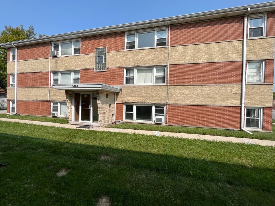 9208 S Kedzie Ave in Evergreen Park, IL - Building Photo