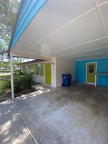 305 Lantana Ave, Unit Cozy duplex w carport in Sarasota, FL - Foto de edificio - Building Photo