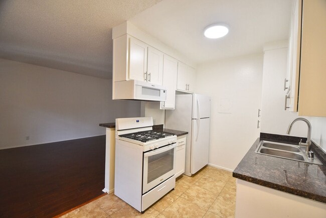 7101 Haskell Ave in Los Angeles, CA - Building Photo - Building Photo