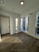 327 King St W in Toronto, ON - Building Photo - Building Photo