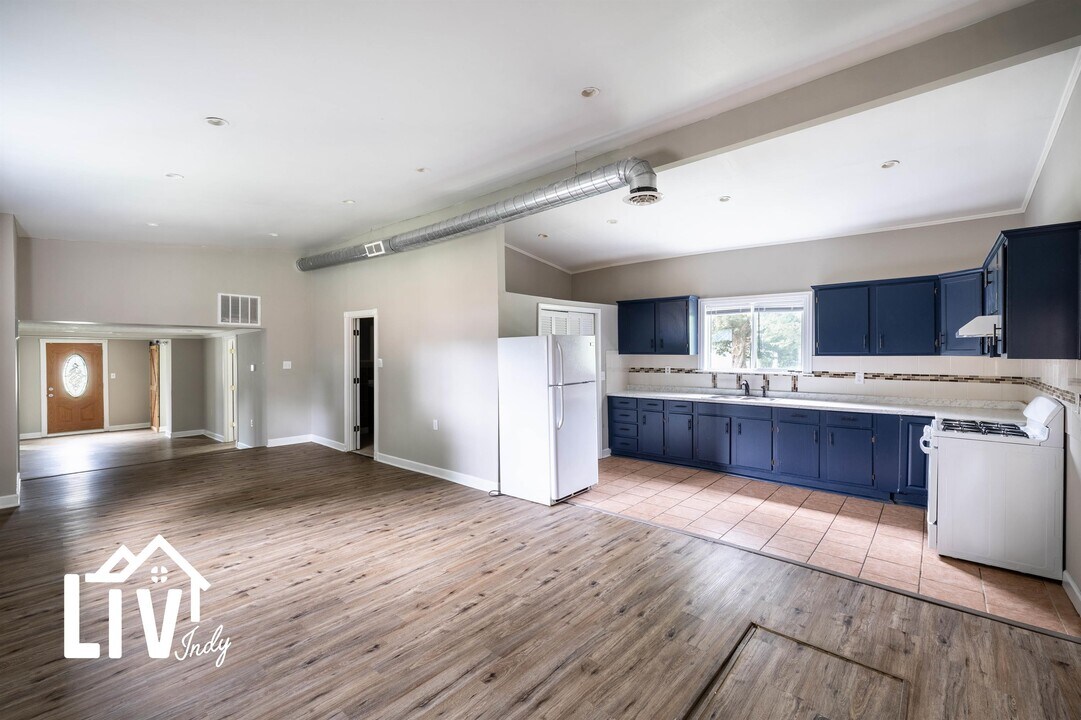 1050 Janet Dr in Greenwood, IN - Building Photo