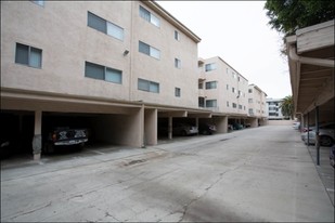 Toluca Plaza in Toluca Lake, CA - Building Photo - Building Photo