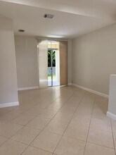5076 SW 38th Way in Fort Lauderdale, FL - Foto de edificio - Building Photo
