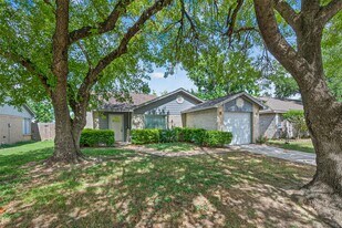 10106 Shadow Pine Dr in Houston, TX - Building Photo