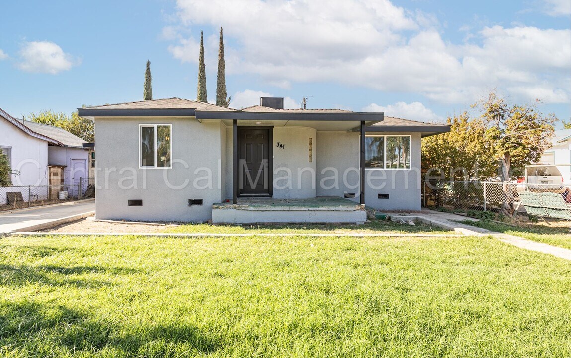 341 Laurel Ave in Arvin, CA - Foto de edificio