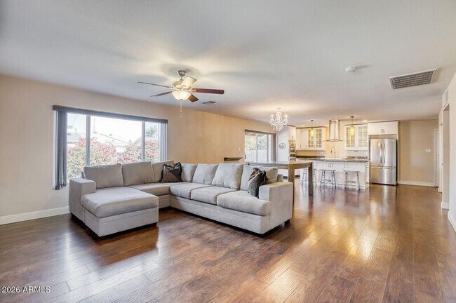 8640 E Wilshire Dr in Scottsdale, AZ - Building Photo - Building Photo