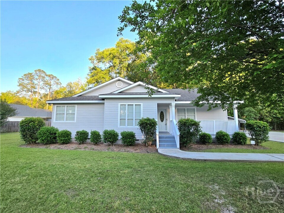 106 Butler St in Pembroke, GA - Building Photo