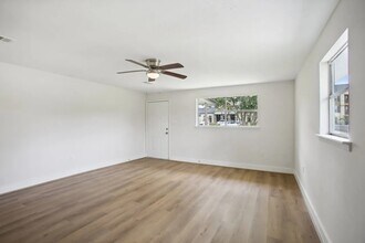 906 S Rd in Baytown, TX - Building Photo - Building Photo