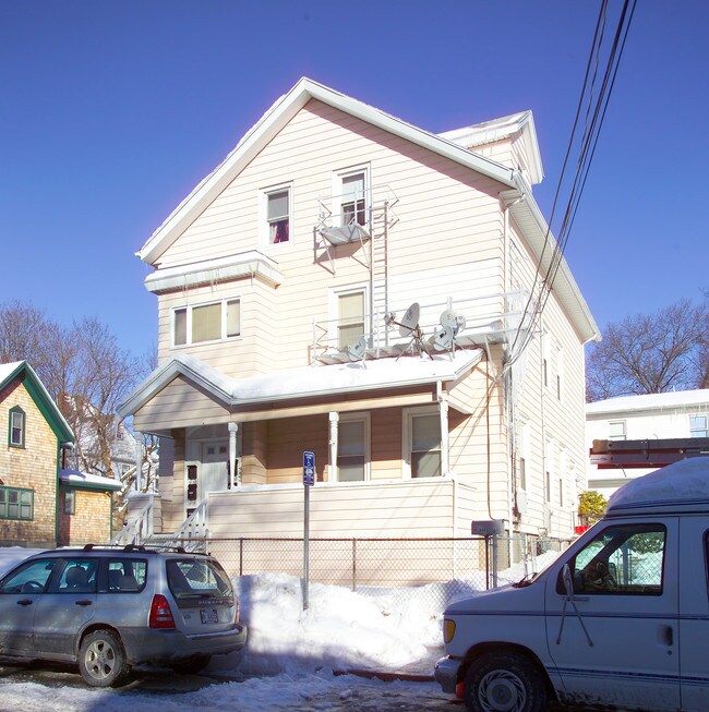 552 Maple St in Fall River, MA - Building Photo - Building Photo