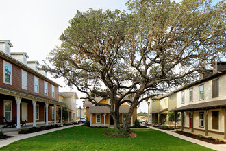 Cottages at San Marcos in San Marcos, TX - Foto de edificio - Building Photo