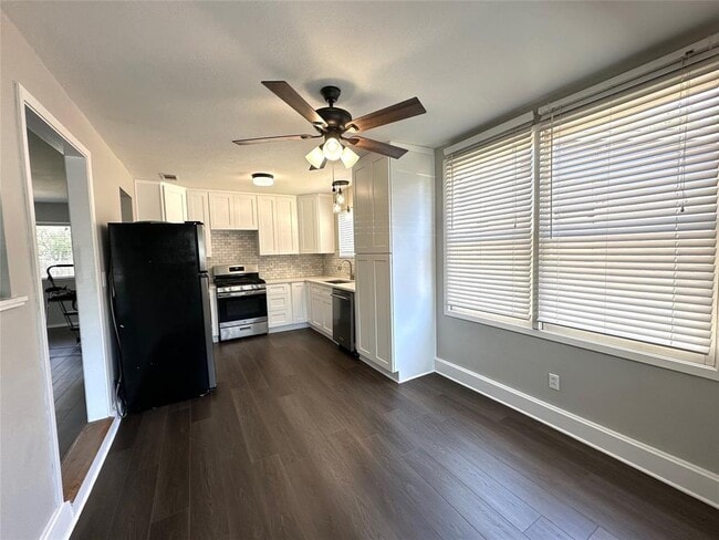 8302 Briarwood Ln in Austin, TX - Building Photo - Building Photo