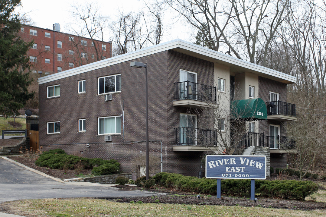 River View East in Cincinnati, OH - Building Photo