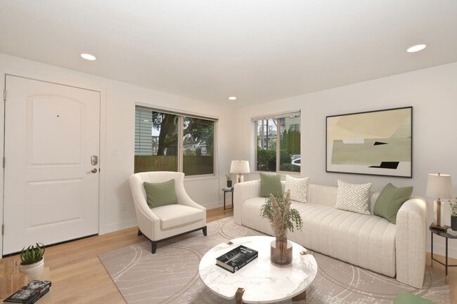 7016 Linden Ave N in Seattle, WA - Building Photo - Building Photo