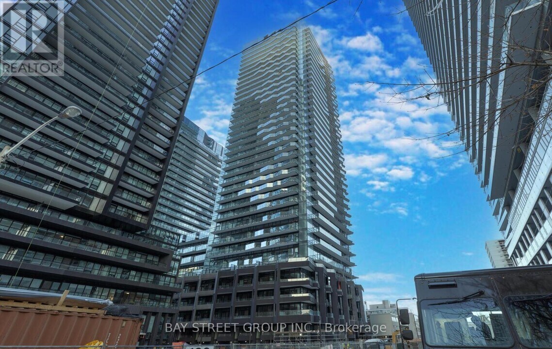 110 Broadway Ave in Toronto, ON - Building Photo