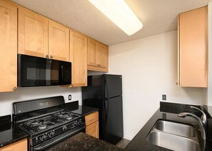 75 S Reynolds St, Unit APT 102 in Alexandria, VA - Foto de edificio - Building Photo