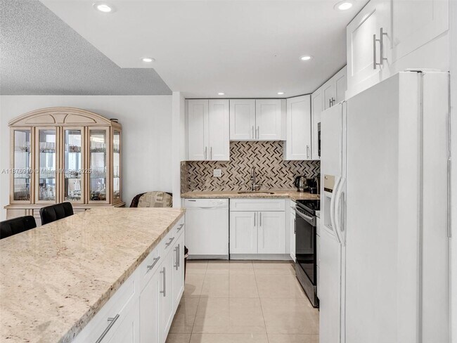20401 NE 30th Ave in Aventura, FL - Building Photo - Building Photo