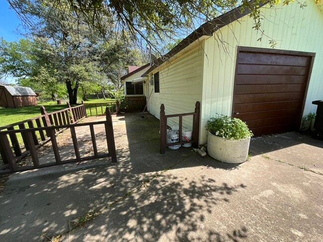 601 E Pine St in Edgewood, TX - Building Photo - Building Photo
