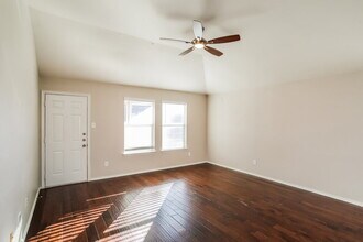 110 Comanche Trail in Krum, TX - Building Photo - Building Photo