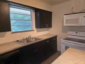 219 E 3rd St in Keene, TX - Building Photo