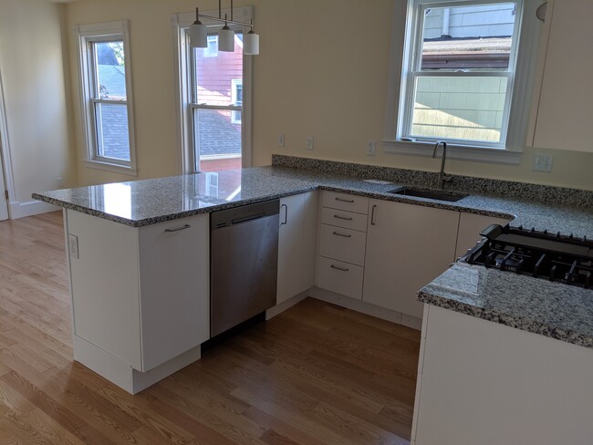 22 Leland St, Unit 3 in Somerville, MA - Building Photo - Building Photo