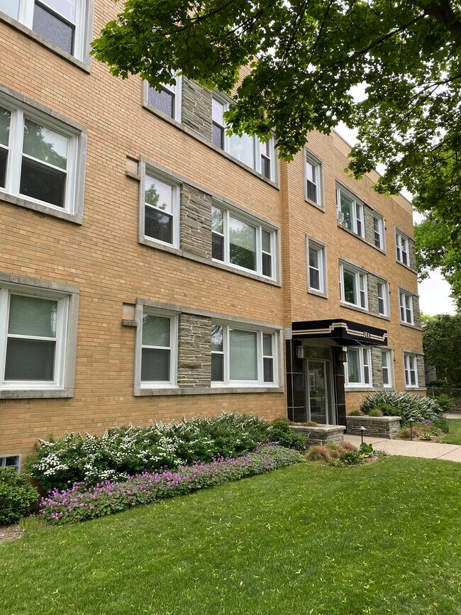 700 Henry Clay E St, Unit 12 in Whitefish Bay, WI - Building Photo - Building Photo