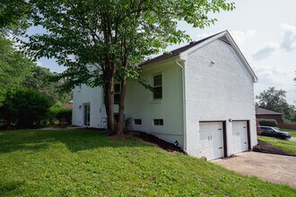 411 Bromwell Dr in Louisville, KY - Building Photo - Building Photo