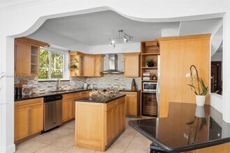 6140 Pine Tree Dr in Miami Beach, FL - Building Photo - Building Photo