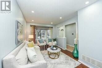 22 Desert Sand Dr in Brampton, ON - Building Photo - Building Photo