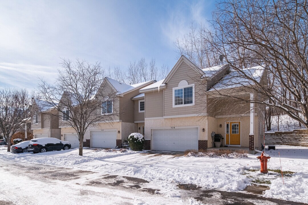 320 Brickyard Dr in Chaska, MN - Building Photo