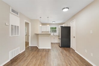 1514 Broadmoor Dr in Bryan, TX - Building Photo - Building Photo