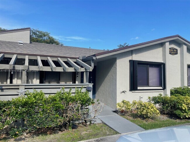 449 Lakeview Dr in Weston, FL - Building Photo - Building Photo