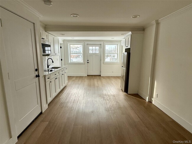 126 E Main St in Port Jefferson, NY - Foto de edificio - Building Photo