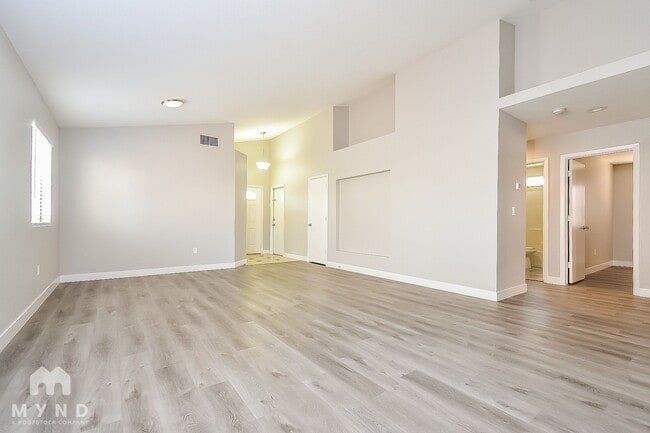 5304 Del Lago Dr in Las Vegas, NV - Building Photo - Building Photo