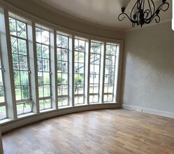2245 W Oak St in Denton, TX - Foto de edificio - Building Photo