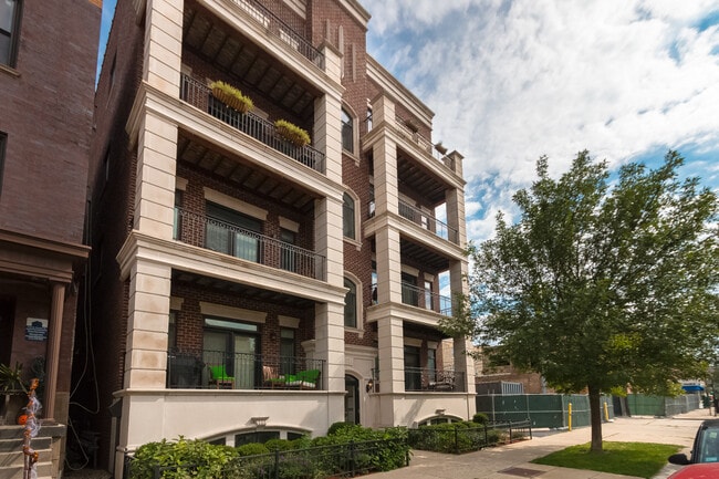 3021 N Southport Ave, Unit 2A in Chicago, IL - Foto de edificio - Building Photo